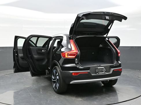 Used 2025 Volvo XC40 B5 Plus image 37