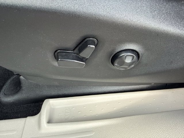 Used 2023 Chrysler Voyager LX FWD image 12