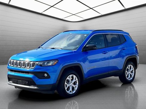 Used 2024 Jeep Compass Latitude AWD/4WD image 1