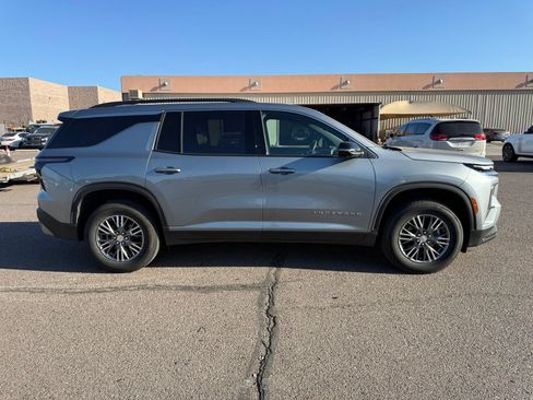 Used 2025 Chevrolet Traverse LT w/ Driver Confidence Package FWD image 4