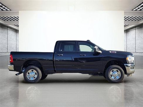 Used 2024 RAM 2500 Tradesman w/ Chrome Appearance Group AWD/4WD image 4
