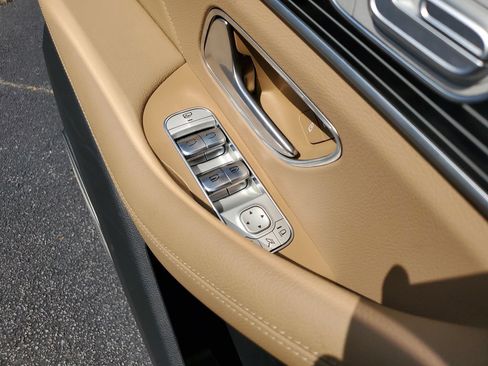 Used 2025 Mercedes-Benz GLS 580 4MATIC image 32