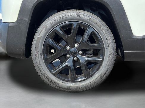 Used 2018 Jeep Renegade Altitude w/ UConnect 8.4 Nav Group FWD image 9