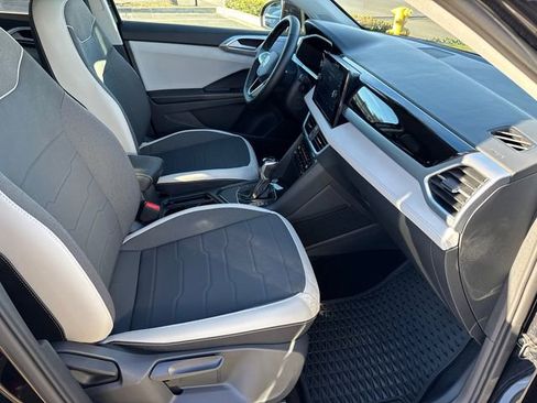Certified 2025 Volkswagen Taos SE image 20