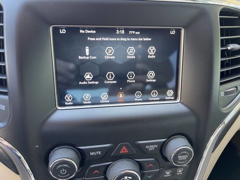 Used 2019 Jeep Grand Cherokee Laredo image 13