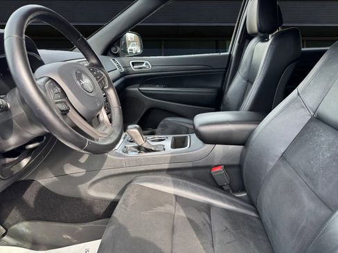 Used 2020 Jeep Grand Cherokee Altitude image 2