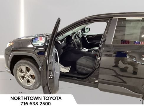 Used 2025 Toyota RAV4 XLE AWD/4WD image 15