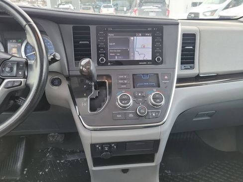 Used 2018 Toyota Sienna XLE image 26