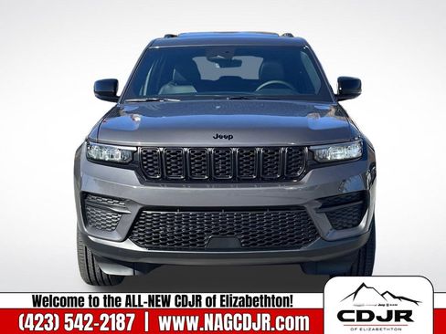 New 2025 Jeep Grand Cherokee Altitude image 9