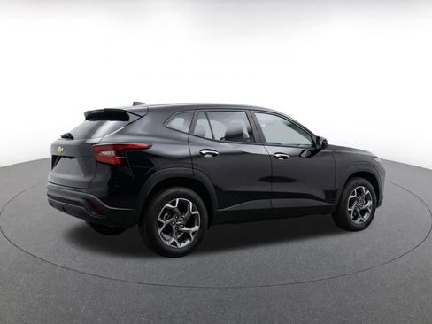 Used 2025 Chevrolet Trax LT FWD image 9