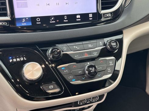 Used 2022 Chrysler Pacifica Touring-L FWD image 23