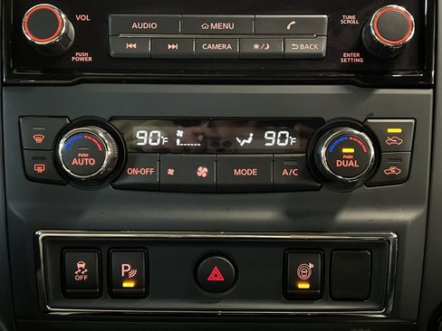 Used 2024 Nissan Titan SV w/ SV Convenience Package image 20