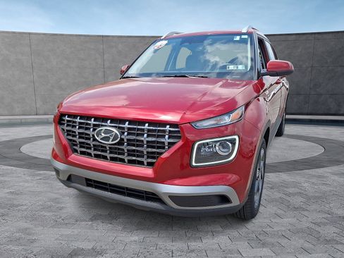 Certified 2025 Hyundai Venue Limited FWD image 4
