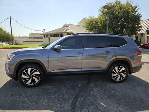 Used 2024 Volkswagen Atlas SE w/ Black Wheel Package FWD image 4