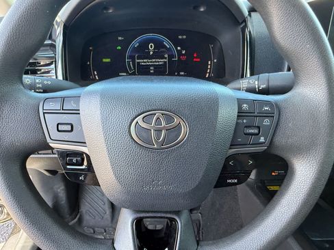Used 2025 Toyota Camry LE FWD image 18
