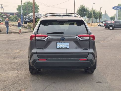 Used 2022 Toyota RAV4 XLE Premium AWD/4WD image 4