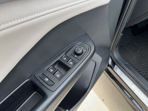 Certified 2025 Volkswagen Taos SE w/ Panoramic Sunroof Package image 14