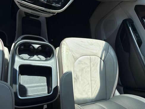 Used 2019 Chrysler Pacifica Limited FWD image 20