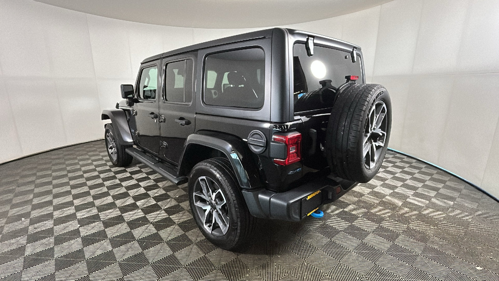 Used 2024 Jeep Wrangler Unlimited w/ Convenience Group AWD/4WD image 5