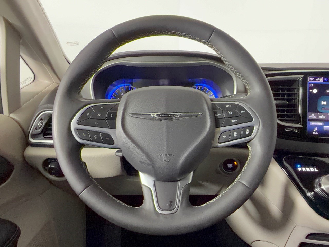 Used 2024 Chrysler Pacifica Touring-L FWD image 10