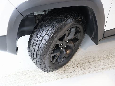 Used 2018 Jeep Cherokee Trailhawk w/ Comfort/Convenience Group image 40