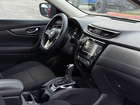Used 2018 Nissan Rogue SV image 15