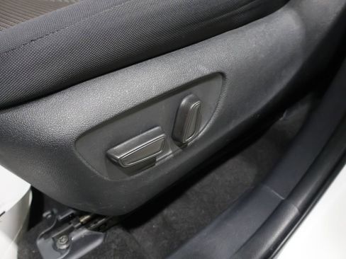 Used 2024 Toyota Highlander LE image 11