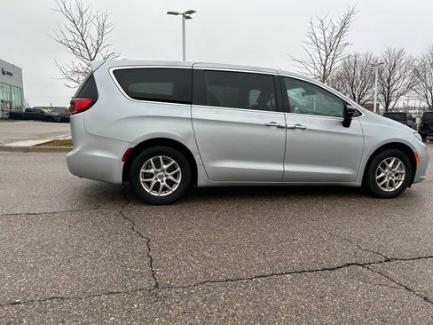 Certified 2024 Chrysler Pacifica Touring-L image 11