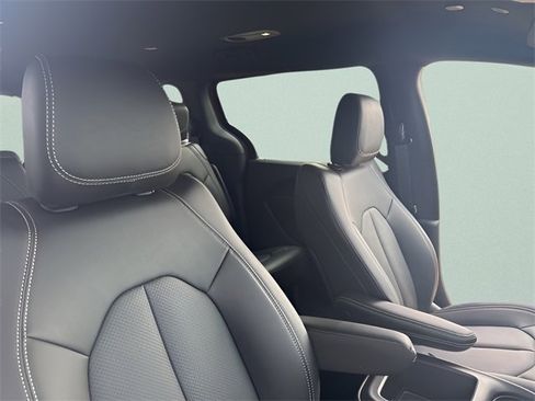 Used 2026 Chrysler Pacifica Select image 30