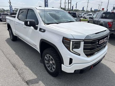 Used 2024 GMC Sierra 1500 AT4 w/ Technology Package AWD/4WD image 3