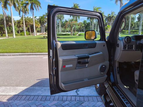 Used 2003 HUMMER H2 w/ Preferred Equipment Group AWD/4WD image 9