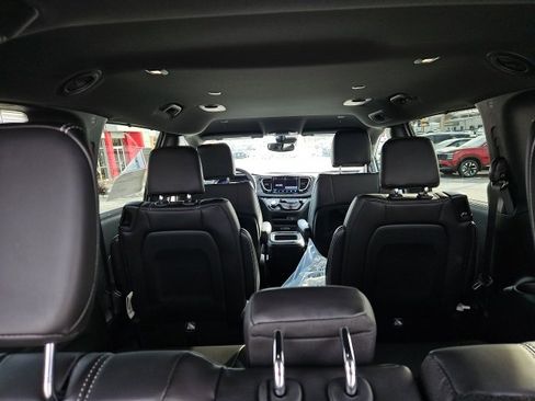 New 2026 Chrysler Pacifica Select image 11