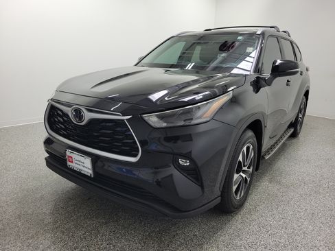 Certified 2024 Toyota Highlander XLE FWD image 2
