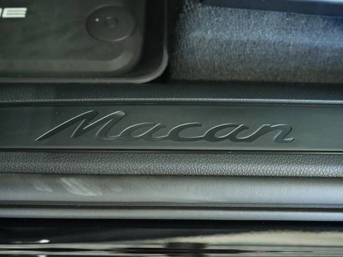 Certified 2025 Porsche Macan AWD/4WD image 32
