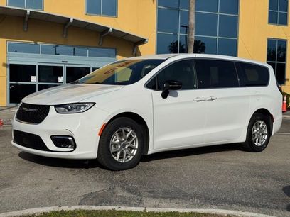 Used 2025 Chrysler Pacifica Select