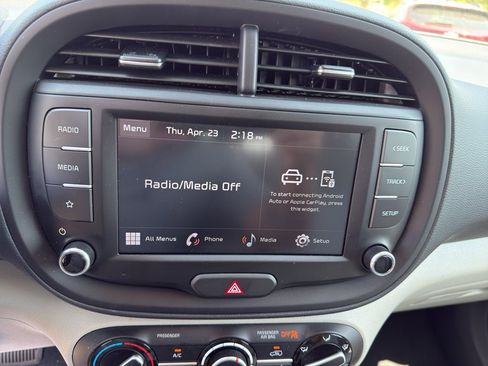 Used 2025 Kia Soul LX w/ LX Technology Package FWD image 17