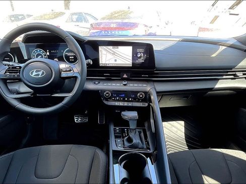 New 2025 Hyundai Elantra SEL image 9