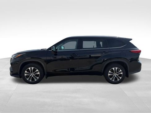 Used 2021 Toyota Highlander XLE AWD/4WD image 8