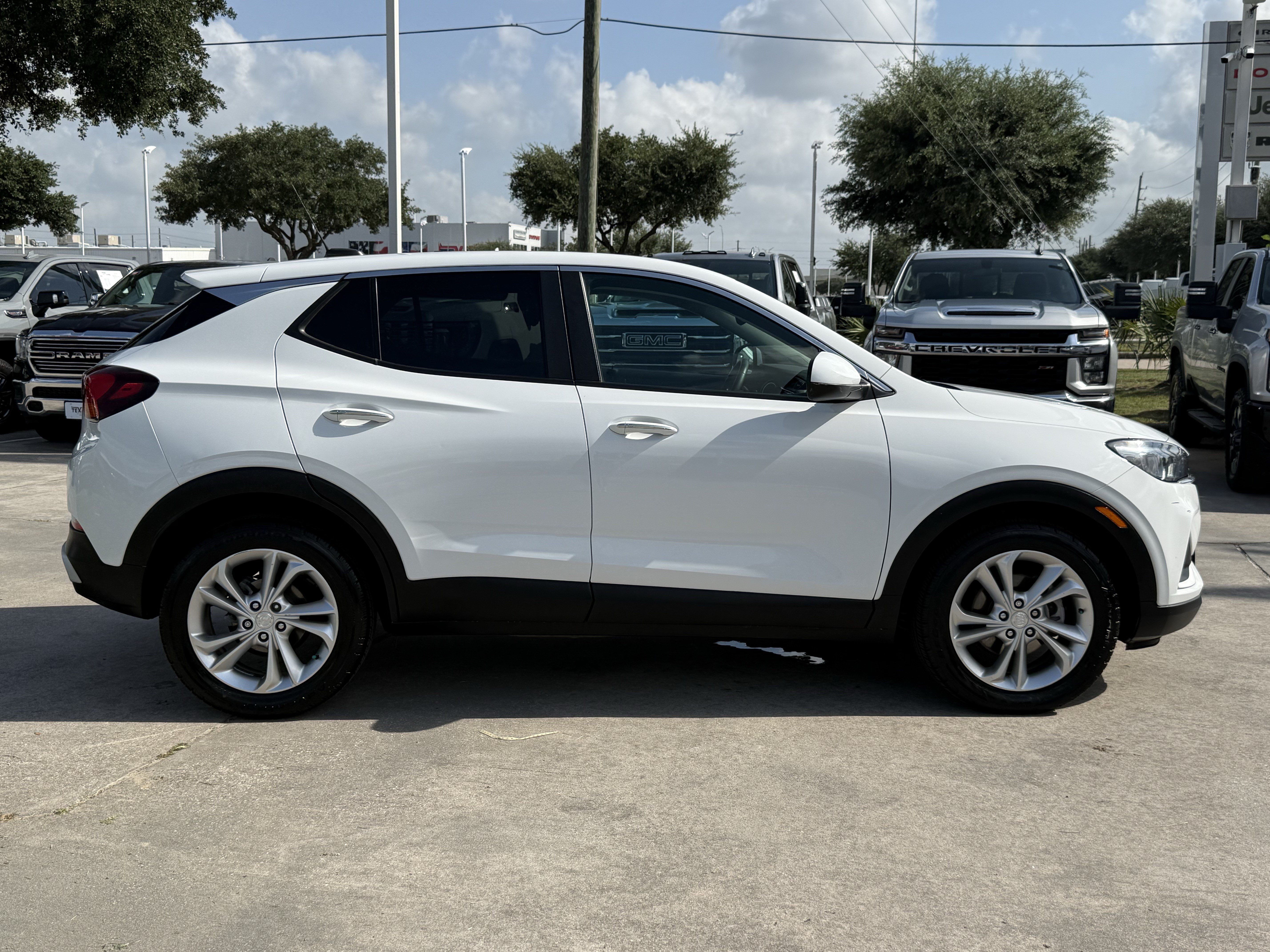 Used 2023 Buick Encore GX Preferred FWD image 3