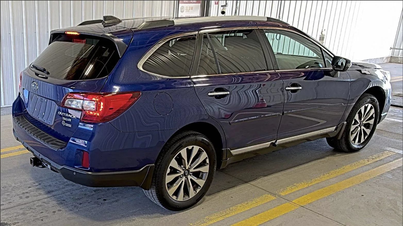 Used 2017 Subaru Outback 3.6R Touring AWD/4WD image 2