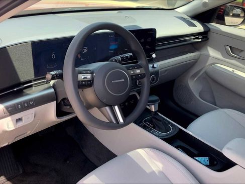Used 2025 Hyundai Kona SE image 9