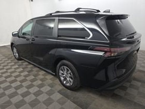 Used 2024 Toyota Sienna LE FWD image 4