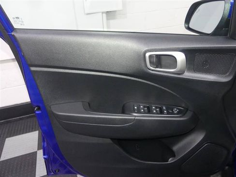 Used 2022 Hyundai Venue SEL FWD image 18