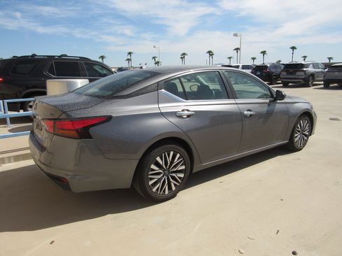 Used 2024 Nissan Altima 2.5 SV FWD image 3