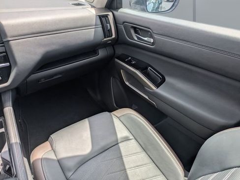 Used 2024 Nissan Pathfinder Platinum w/ Black Appearance Package image 18