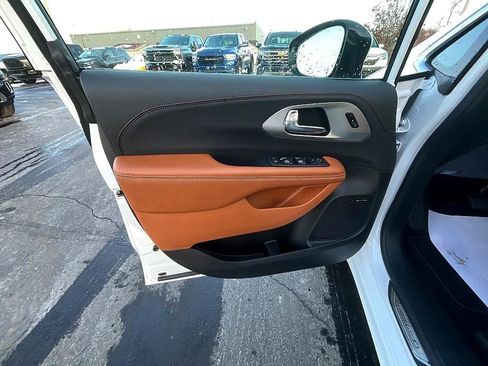 New 2026 Chrysler Pacifica Pinnacle w/ Trailer Tow Group AWD/4WD image 13