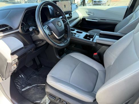 Used 2025 Toyota Sienna XLE FWD image 11
