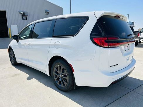 New 2026 Chrysler Pacifica Select w/ Quick Order Package 2EV image 39