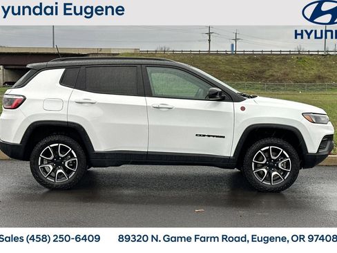 Used 2024 Jeep Compass Trailhawk image 2