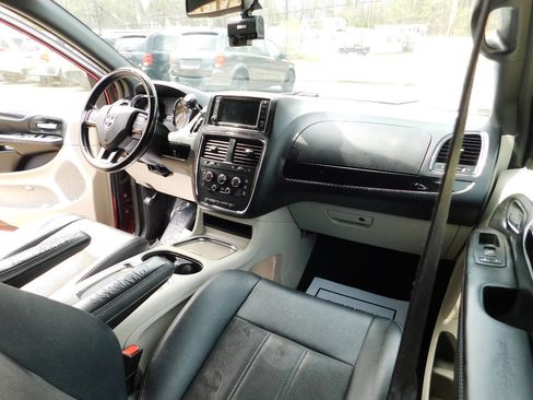 Used 2020 Dodge Grand Caravan SXT image 31